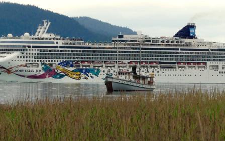 Norwegian Jewel cruise ship sailing to homeport