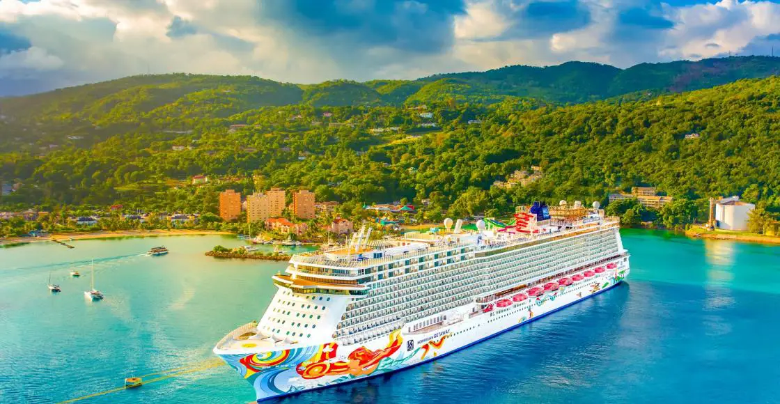 Norwegian Getaway cruise ship sailing to homeport