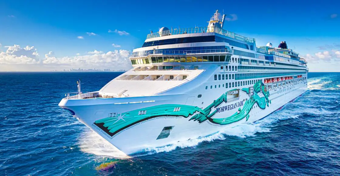 Norwegian Jade cruise ship sailing to homeport