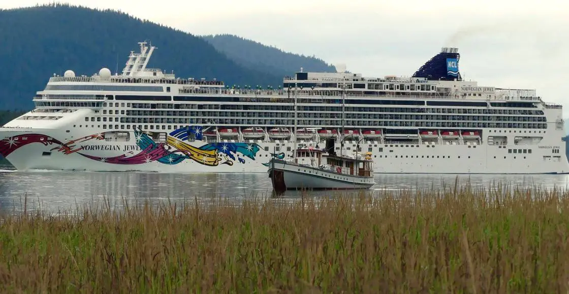 Norwegian Jewel cruise ship sailing to homeport