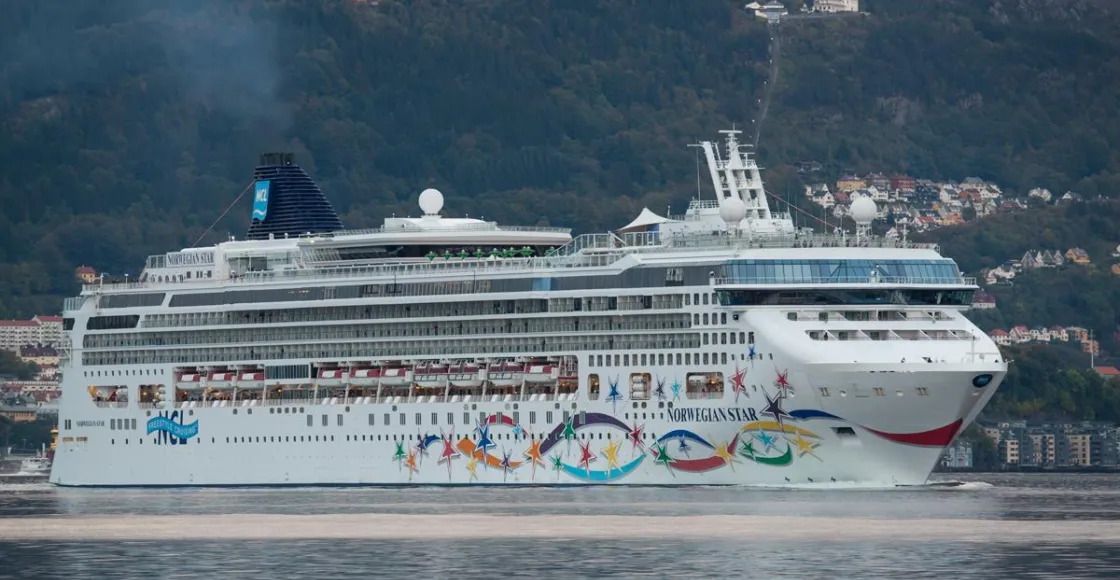 Norwegian Star cruise ship sailing to homeport